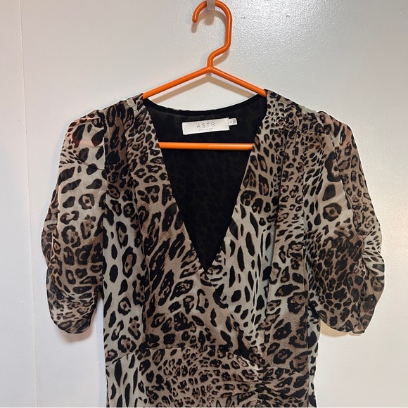 ASTR The Label Leopard Cheetah Print Ruched V-Neck Midi Dress - Picture 3 of 7